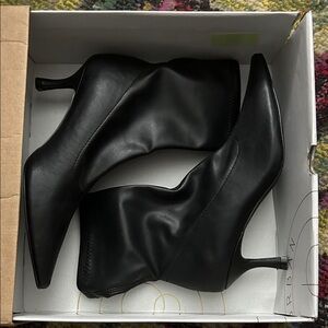 NWT Urban Outfitters Kitten Heel Elegant Black Women's Boots Size 7